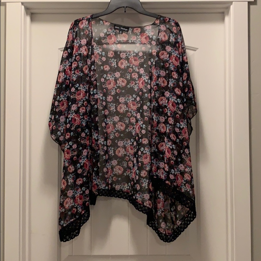 floral kimono with lace detail